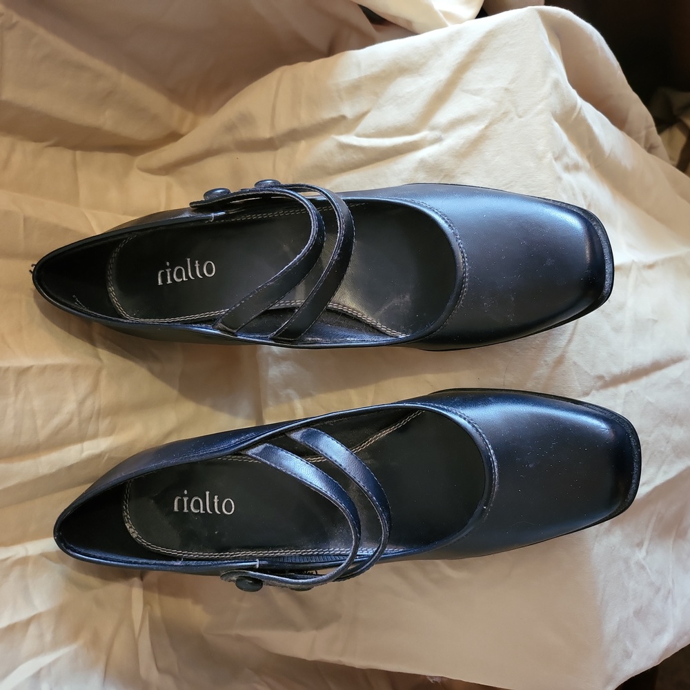 Black Rialto 2.5" heels size 8.5